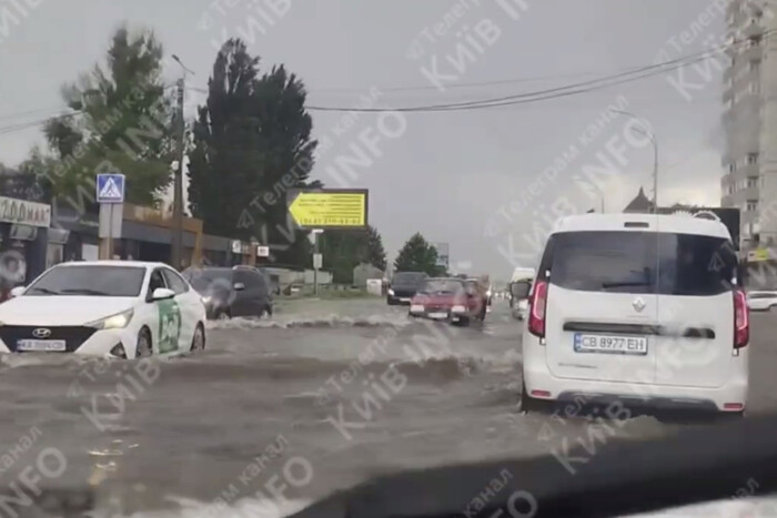Київ та область накрила потужна гроза (відео)
