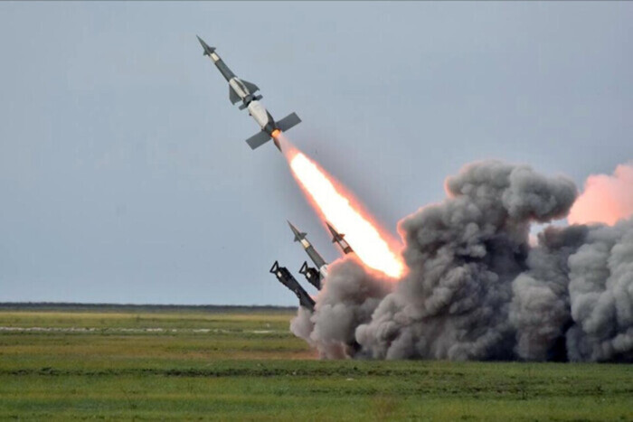 Польща розглядає ідею збивати російські ракети над Україною