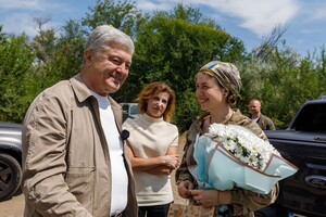 Ексдепутатка Тетяна Чорновол отримала букет на фронті (фото)