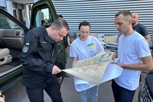 Благодійники передали ГУР техніку і старовинні карти України (фото)