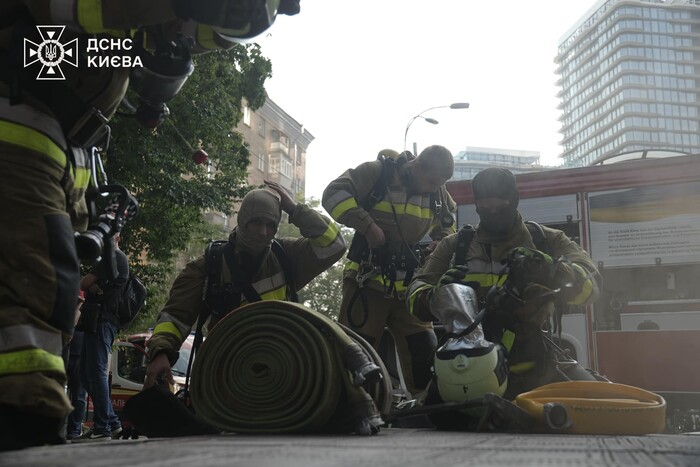 У столиці спалахнула пожежа у бізнес-центрі на Печерську: є постраждалі (фото)