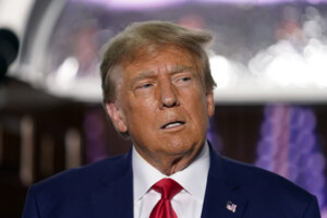 Дональдові Трампубуло висуното федеральні обвинувачення за 37 пунктами у справі про зберігання секретних документів США в його резиденції у Флориді