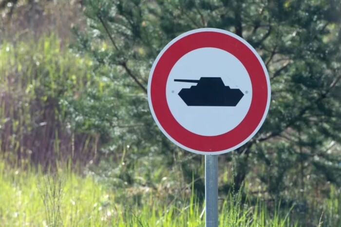 На трасі в Німеччині танк випадково почав стрілянину: постраждало цивільне авто