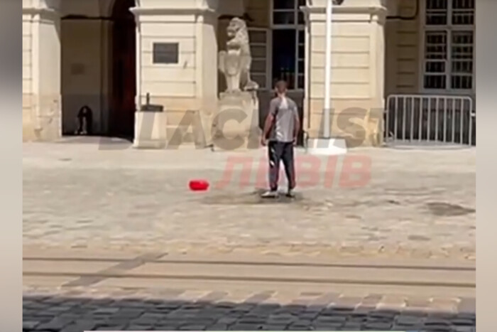 У Львові біля Ратуші чоловік намагався здійснити самоспалення (відео)