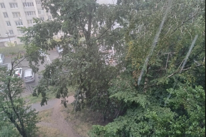 У столиці в окремих районах іде життєдайний дощ (фото, відео)