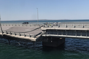 Безпілотники СБУ зруйнували одну секцію Кримського мосту й суттєво пошкодити іншу