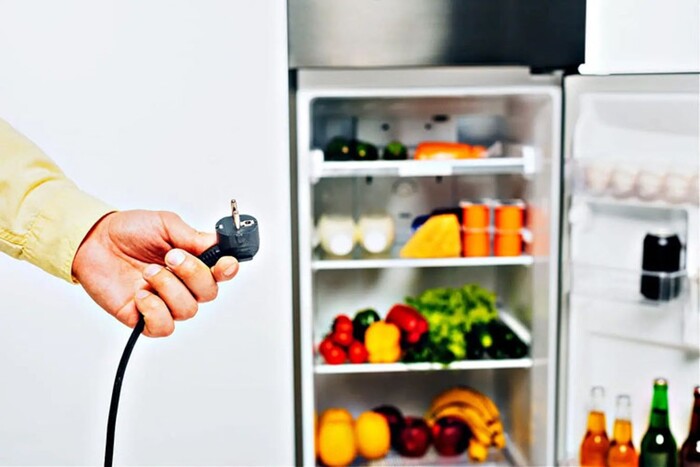 Як врятувати холодильник від відключень світла: поради експертів