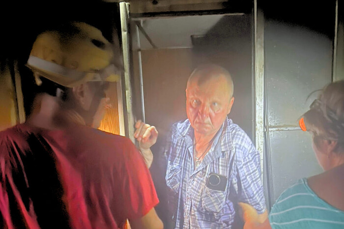 У  Києві рятувальники витягли з ліфта чоловіка з діабетом (фото)