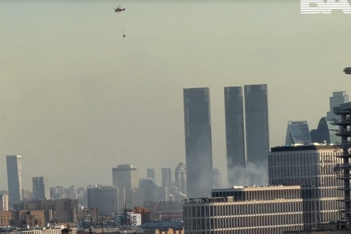 У Москві спалахнула пожежа, яку рятувальники гасять за допомогою гелікоптера (відео)