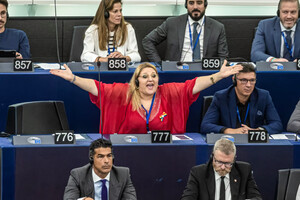 Антиукраїнська депутатка приведе священника в Європарламент, аби вигнати дияволів