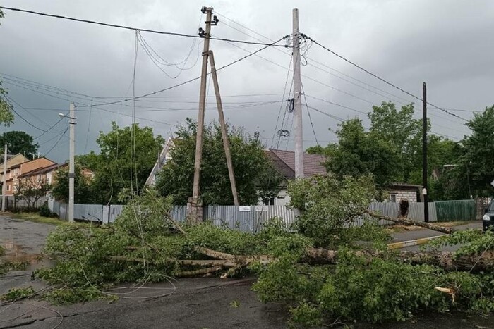 На Київщині електрики долають наслідки негоди та відновлюють електропостачання