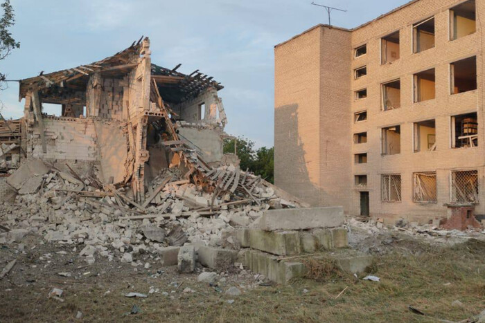Окупанти двічі вдарили по центру Чугуєва, поранивши сімох людей