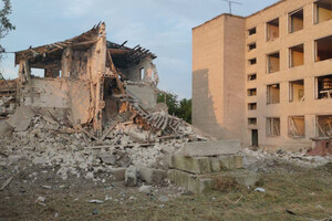 Окупанти двічі вдарили по центру Чугуєва, поранивши сімох людей
