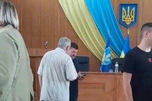 Активісти принесли «сертифікат в СІЗО» депутату Ірпінської міськради (фото)