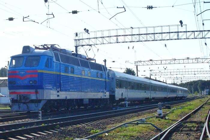 Під нічну атаку потрапила залізниця на Харківщині: є поранені, затримуються потяги