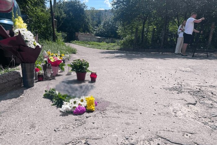 Львів'яни несуть квіти та лампадки до місця вбивства Ірини Фаріон
