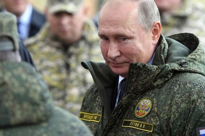 Дипломат пояснив, чому Путін поспішає й кидає на війну всі можливі ресурси