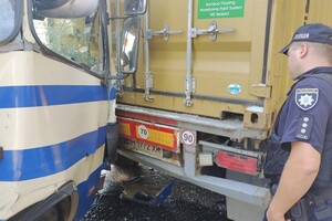 Водієві стало зле: в Одесі маршрутка врізалася у вантажівку
