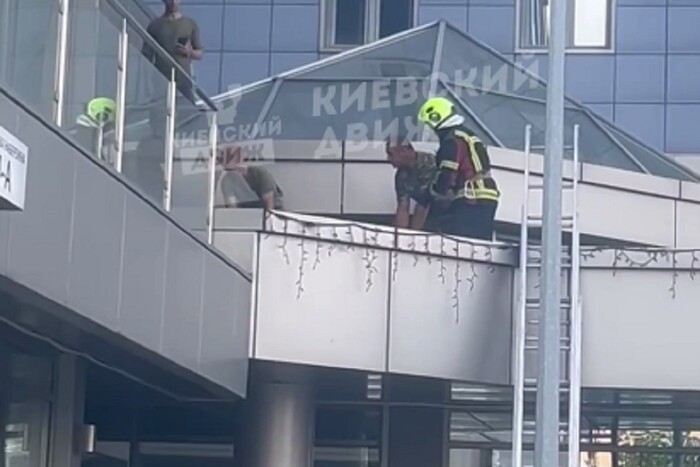 У Києві чоловік упав із 24-го поверху
