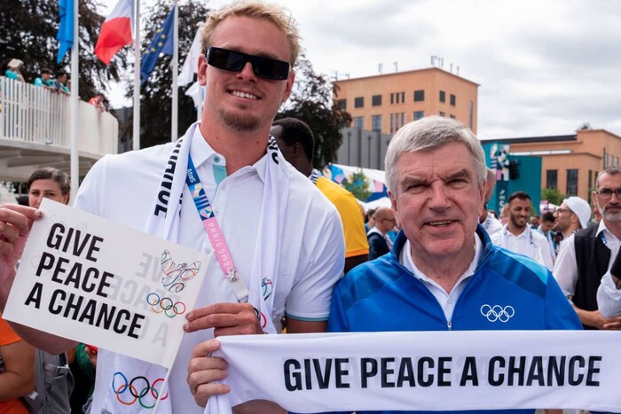 Очільник МОК Бах і російський плавець Сомов сфотографувалися з гаслом «Дайте миру шанс»