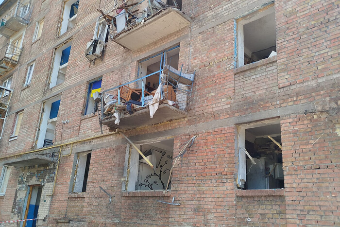 У Києві мешканці зруйнованого будинку внаслідок атаки 8 липня залишаються просто неба