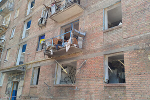 У Києві мешканці зруйнованого будинку внаслідок атаки 8 липня залишаються просто неба