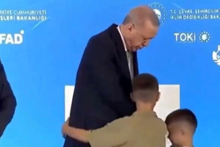Ердоган дав ляпаса дитині, яка не захотіла поцілувати його руку (відео)