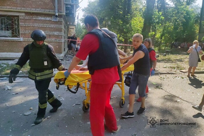 Росіяни обстріляли дві багатоповерхівки в Нікополі: восьмеро постраждалих