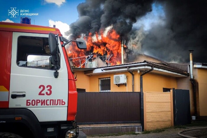 На Київщині сталася масштабна пожежа в пекарні (фото)