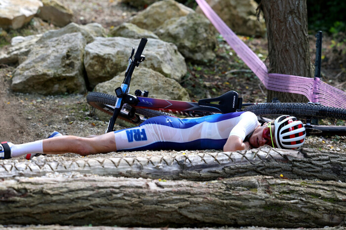 Олімпіада: Французька велогонщиця втратила свідомість. Макрон висловив їй підтримку