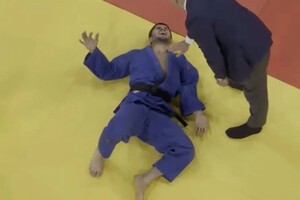 Нуралі Емомалі отримав травму в 1/4 фіналу олімпійського турніру