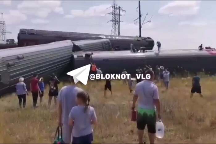 У Росії зійшов з рейок пасажирський потяг: є постраждалі (відео)