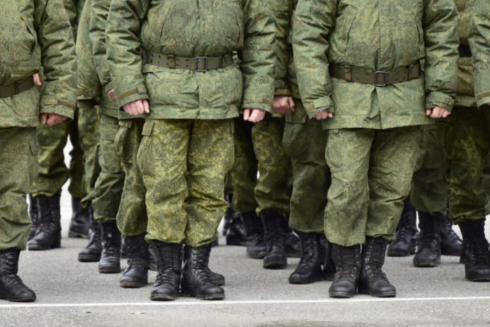 РФ вигадала, як змусити мігрантів підписати військові контракти