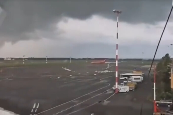 У Росії смерч розкидав літаки на аеродромі, мов іграшки (відео)