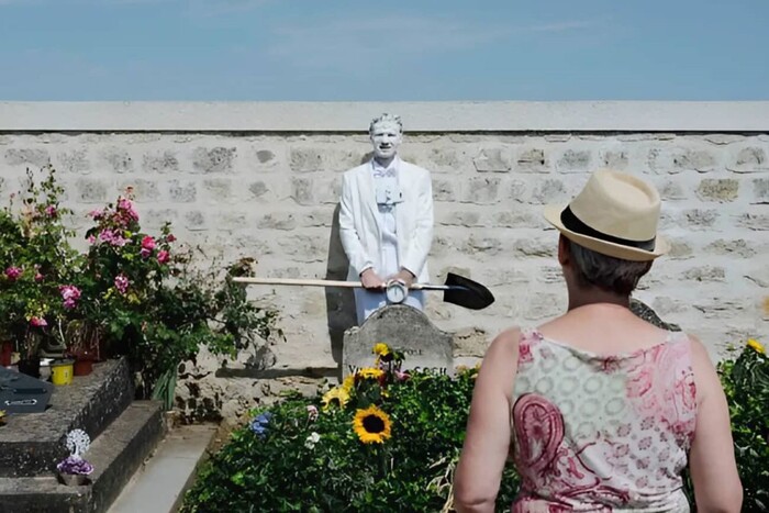 «Художнику, вставай!» Білоруський акціоніст намагався розкопати могилу Ван Гога (відео)