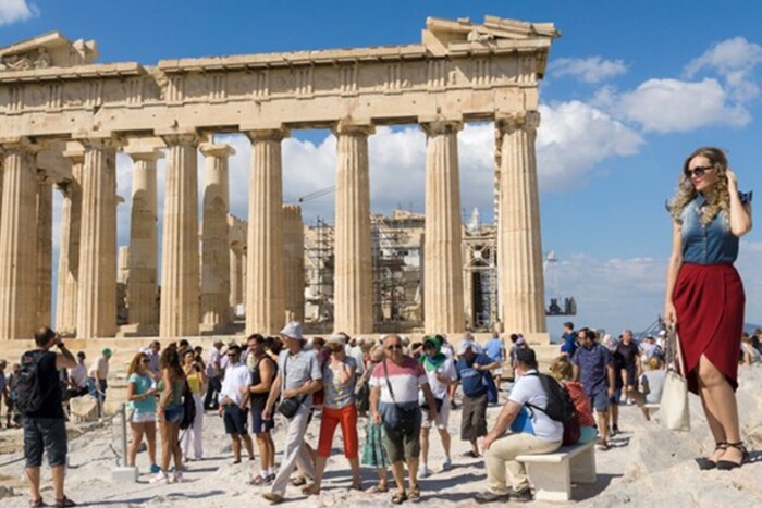 Туристи у Греції можуть отримати штраф за взуття і каміння: подробиці