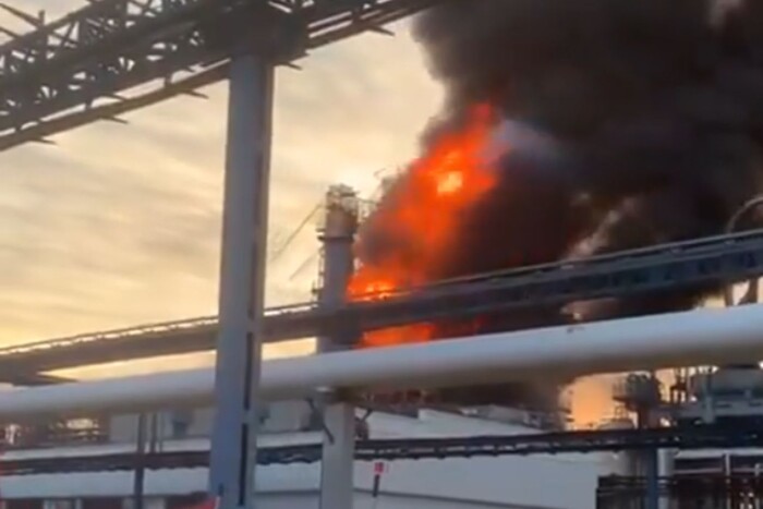 В Омську спалахнула масштабна пожежа біля нафтозаводу (відео)