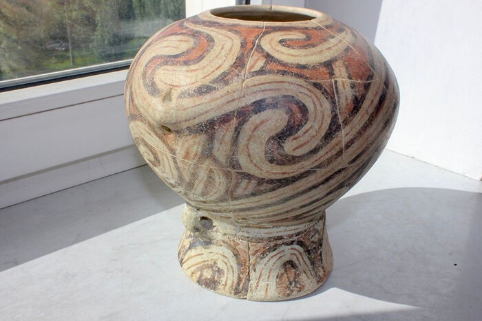 Українські митники знайшли у посилці трипільську вазу віком до семи тисяч років