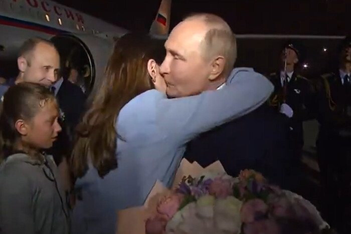 Путін розцілував жінку: хто така Анна Дульцева і навіщо вона диктатору
