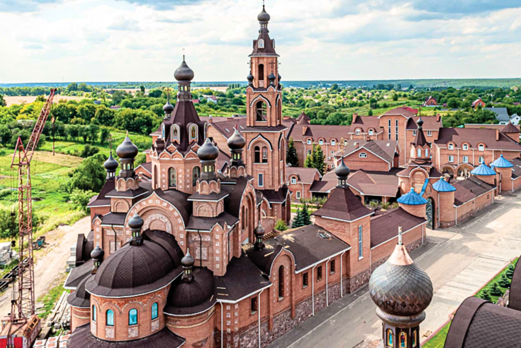 Під Києвом виріс «Кремль». Російська церква збудувала величезний монастир