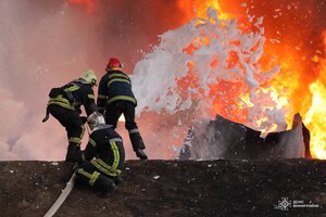 Атака дронів на Вінниччину: вогонь гасили два пожежних потяги