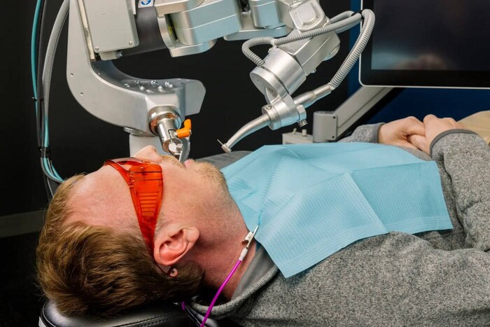 Робот, керований штучним інтелектом, полікував людині зуб