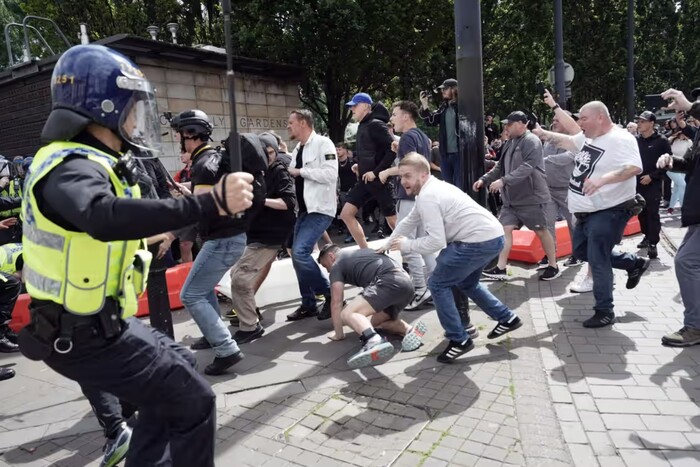 У Великій Британії спалахнули десятки протестів ультраправих