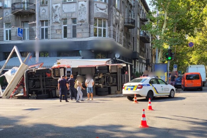 У Одесі зіткнулися автомобіль ДСНС та вантажівка, постраждала перехожа