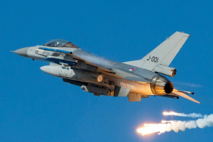 Перші винищувачі F-16 прибули в Україну в останній день липня – The Economist
