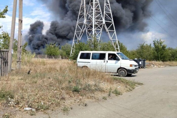 В окупованому Маріуполі спалахнула потужна пожежа в районі військової бази РФ (відео)
