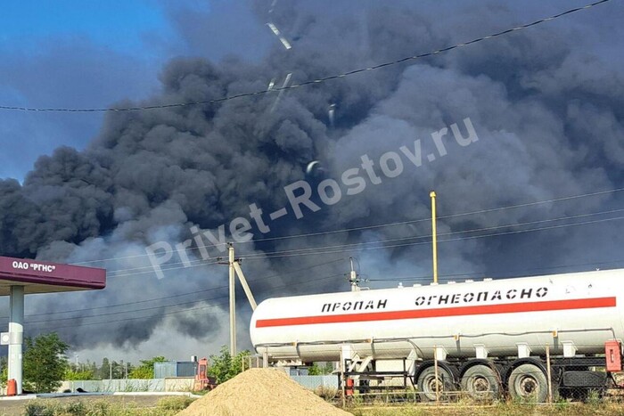 У Ростовській області спалахнула масштабна пожежа в районі заводу (відео)