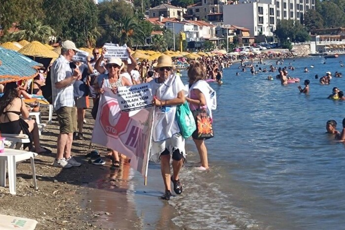 На пляжах Туреччини, вщент заповнених туристами, відбулись масові протести