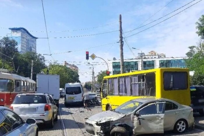 У Києві на Глибочицькій трамвай зійшов з рейок і потрощив 10 автівок (відео)