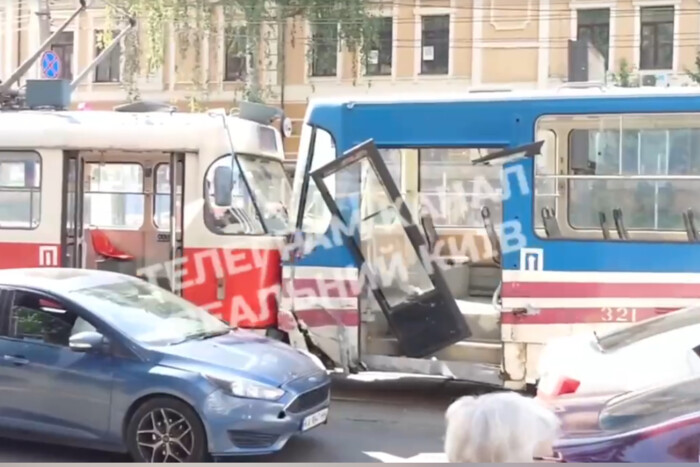ДТП на вулиці Глибочицькій у Києві: трамвай на швидкості протаранив десятки машин, постраждали люди